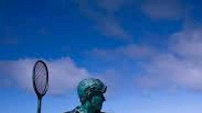 Sculpture-of-Harris-with-racquet-in-hand